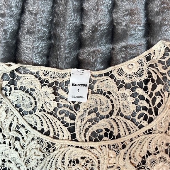 EXPRESS crochet lace crop top - Picture 3 of 3